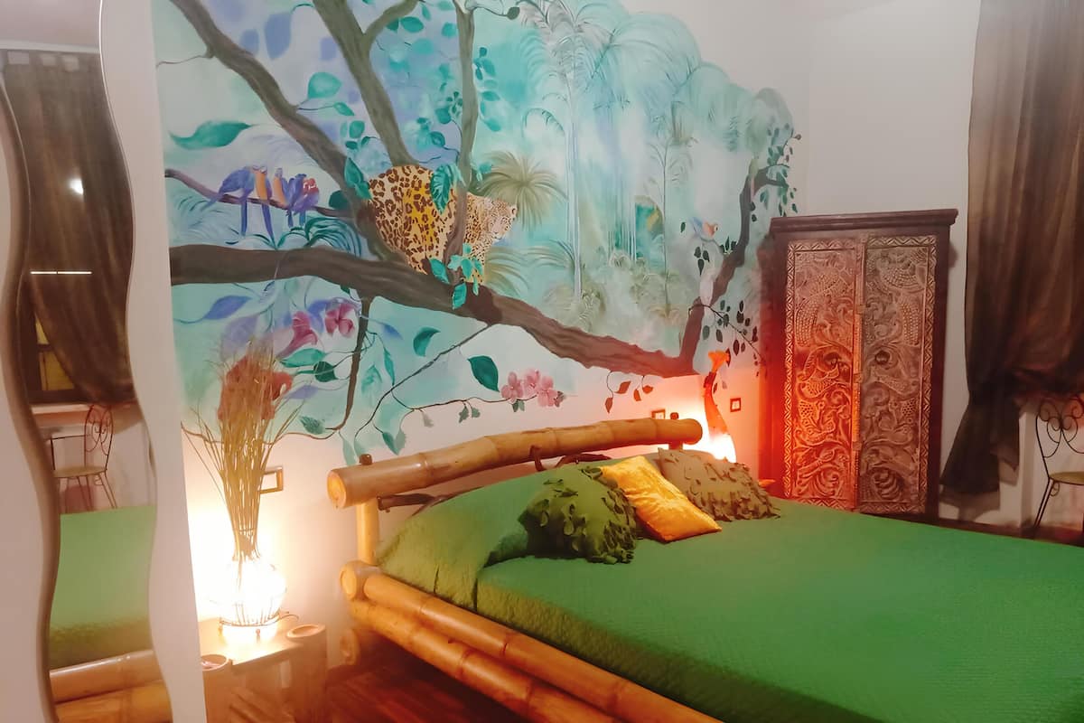 Quarto design, 1 cama Queen, vista para a cidade | Edredons de pluma, camas extras/dobráveis (sobretaxa), Wi-Fi de cortesia
