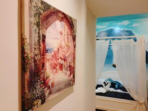 Phòng có thiết kế đặc sắc, quang cảnh thành phố | Chăn bông, trang trí khác biệt