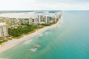 Una spiaggia nelle vicinanze