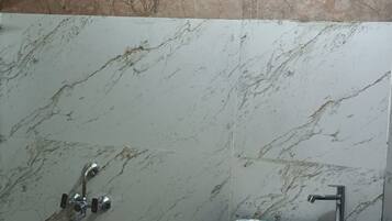 Ducha, cabezal de ducha tipo lluvia, toallas, jabón