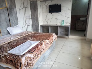 Soundproofing, free WiFi, bed sheets