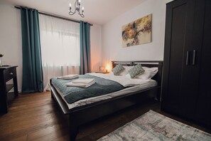 6 bedrooms, iron/ironing board, WiFi, bed sheets