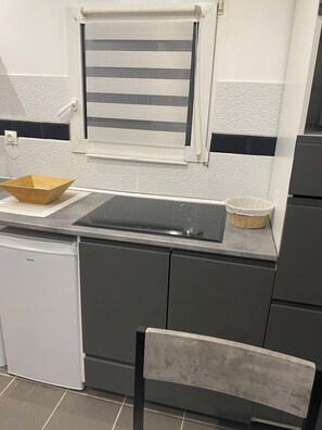 Réfrigérateur, micro-ondes, four, plaque de cuisson