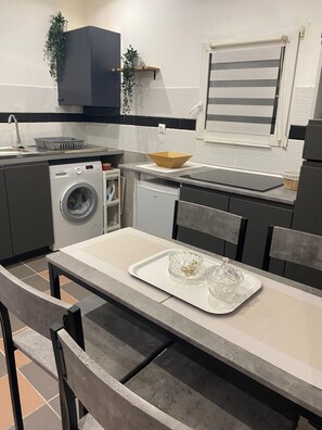 Réfrigérateur, micro-ondes, four, plaque de cuisson