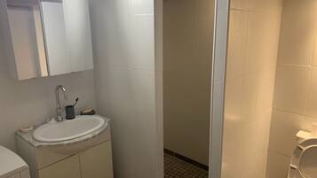 Een douche, handdoeken, zeep, toiletpapier