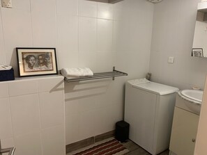 Douche, serviettes fournies, savon, papier de toilette