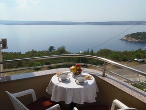 Outdoor dining - Pool apartments near the beach - Dramalj (Dramalj)