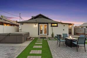 Shared backyard &amp; amenities. - Hummingbird Harmony House with BBQ & Hot Tub (Phoenix)