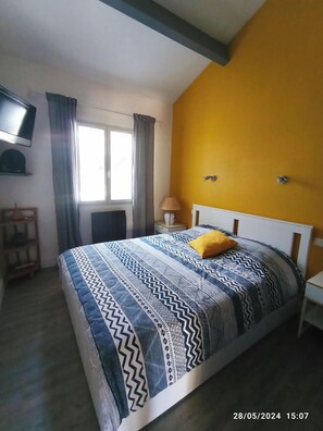 3 quartos, ferros/tábuas de passar roupa, Wi-Fi, roupa de cama