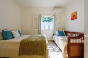 2 sovrum, skrivbord, strykjärn/strykbräda och resesäng