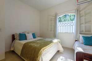 2 soverom, skrivebord, strykejern/-brett og reiseseng for barn