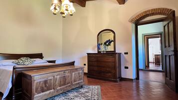 5 間睡房、書桌、熨斗/熨衫板、可攜式嬰兒床