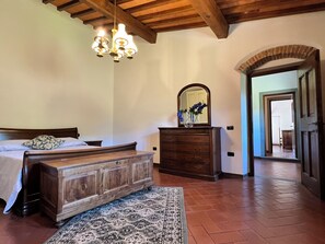 5 habitaciones, escritorio y tabla de planchar con plancha 