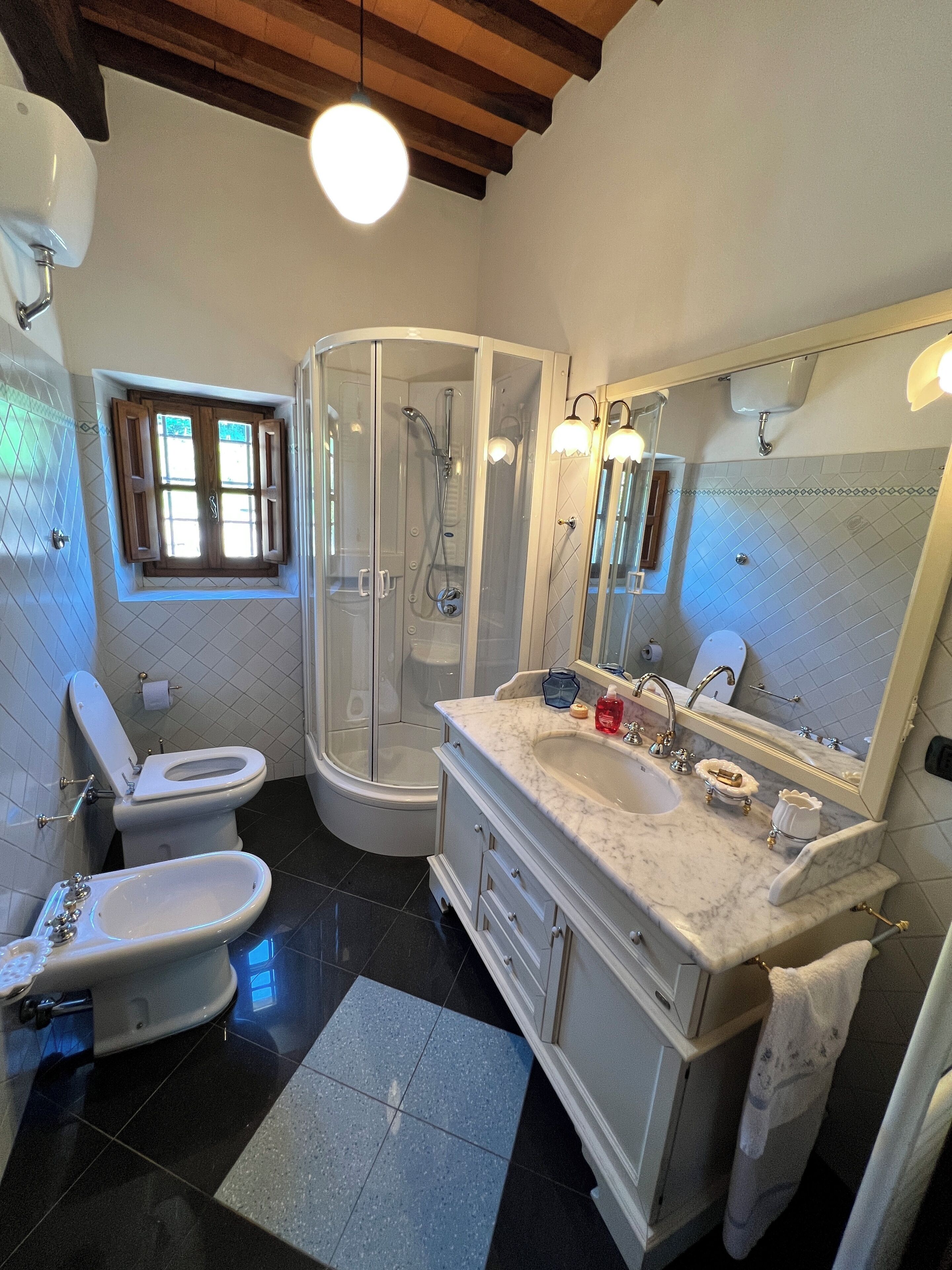 Douche, sèche-cheveux, bidet, savon