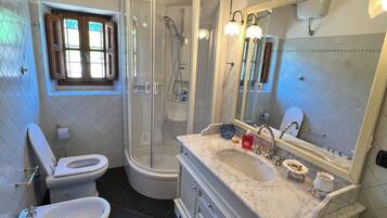 Douche, sĂšche-cheveux, bidet, savon