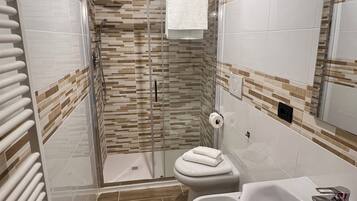Dusche, Haartrockner, Bidet, Seife