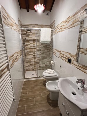 Dusche, Haartrockner, Bidet, Seife