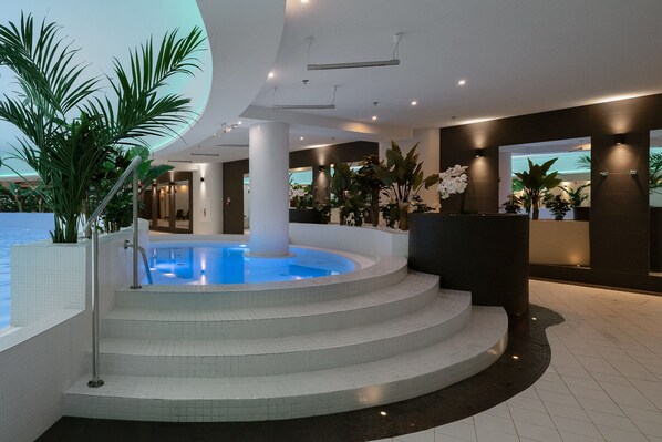 Indoor pool - Modern Studio Hanza Tower by Renters (Szczecin)