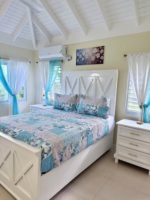 3 bedrooms, iron/ironing board, travel cot, free WiFi - The Star Apple Getaway offers a panoramic view of the Caribbean Sea (St Ann)