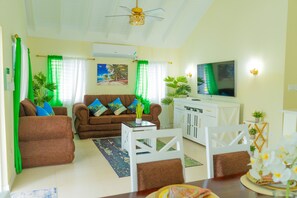 Smart TV - The Star Apple Getaway offers a panoramic view of the Caribbean Sea (St Ann)