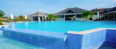 Una piscina al aire libre