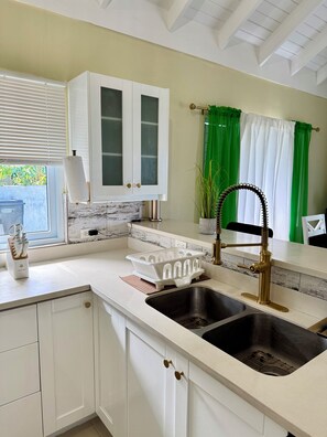 Een koelkast, een magnetron, een oven, een kookplaat