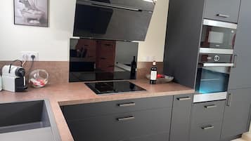 Refrigerador, microondas, horno, placa de cocina