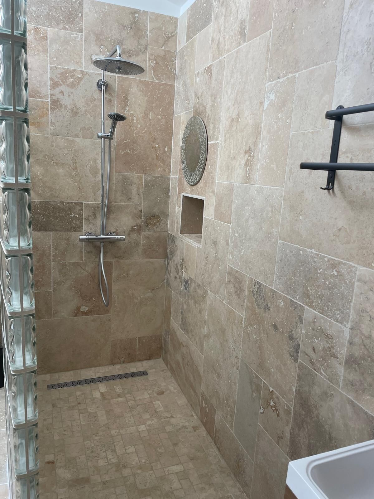 Douche, serviettes fournies, savon, papier toilette