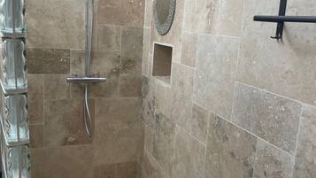 Douche, serviettes fournies, savon, papier toilette