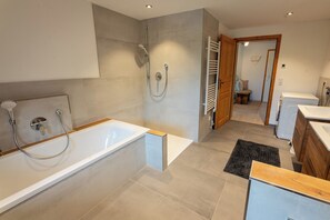 Haartrockner, Handtücher, Seife, Toilettenpapier