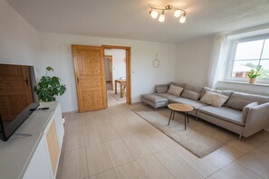 TV, mesa de pingue-pongue, livros