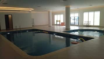 2 kolam renang indoor