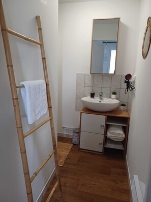 Dusj, hårføner, bidé og håndklær