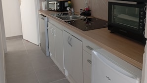 Eine moderne Küche mit Mikrowelle, Toaster, Spüle und Schränken.