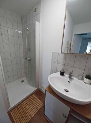 Dusj, hårføner, bidé og håndklær