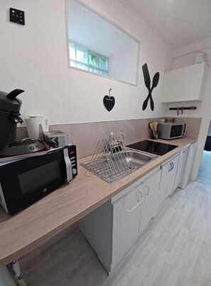 Kjøleskap, mikrobølgeovn, ovn og kokeplater