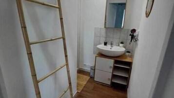 Ducha, secador de pelo, bidet, toallas