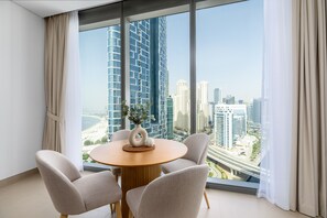 Apartamento superior, sacada, vista para o mar | Sala de jantar