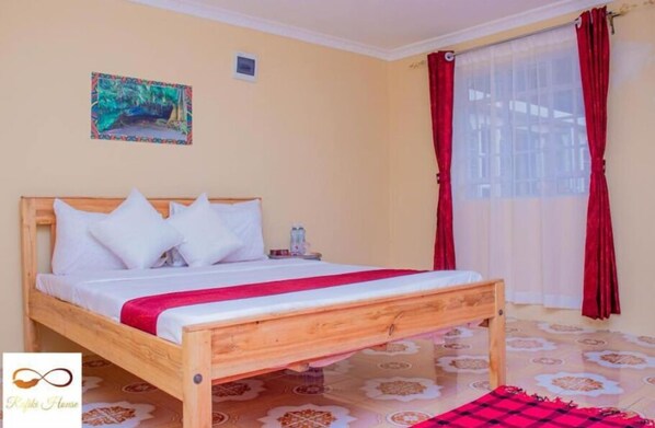 スタンダード ツインルーム コートヤードビュー | 客室ごとに異なる装飾、客室ごとに異なるインテリア、遮光カーテン、アイロン / アイロン台