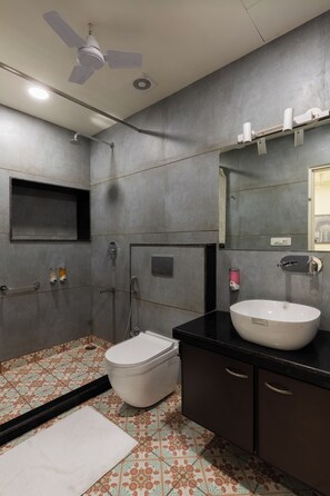 Ein modernes Badezimmer mit Toilette, Waschbecken und Dusche.