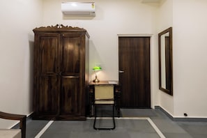 Laptop workspace, free WiFi, bed sheets