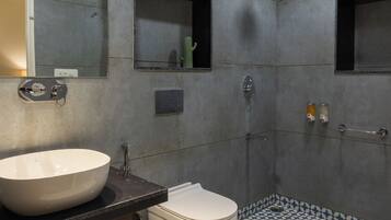 Habitación Deluxe doble | Baño | Ducha y cabezal de ducha tipo lluvia