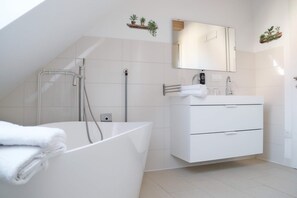 Condo Grand, 2 habitaciones | Baño | Amenidades de baño gratuitas, secadora de cabello, toallas