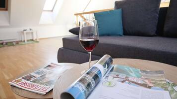 Grand Condo, 2 Bedrooms | Living area