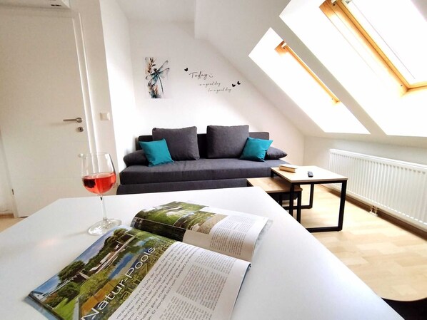 Condo classique | Aire de séjour | Téléviseur à écran plat