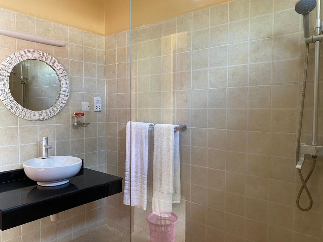 Chambre Double Confort, vue jardin | Salle de bain