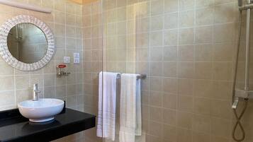 Chambre Double Confort, vue jardin | Salle de bain