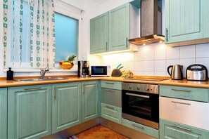 冷蔵庫、電子レンジ、オーブン、コンロ