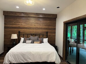 4 bedrooms, WiFi, bed sheets - Serene and spacious home in the woods, w/ hot tub. Minutes from bike trails. (Deerwood)