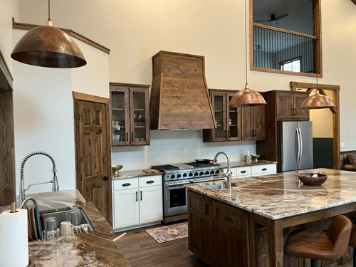 Serene and spacious home in the woods, w/ hot tub. Minutes from bike trails. 